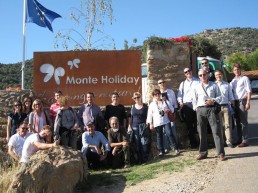El grupo de visitantes a la entrada del Camping Monte Holiday