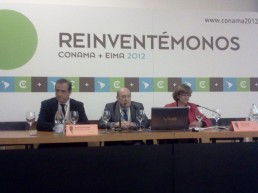 De izquierda a derecha: Antonio Prada, director de Comunicación de REE, Gonzalo Echagüe, presidente de la Fundación Conama, y Clara Navío, presidenta de APIA, durante la inauguración de la jornada de debate “Retos del periodismo ambiental en el siglo XXI”, celebrada en el congreso CONAMA 2012.